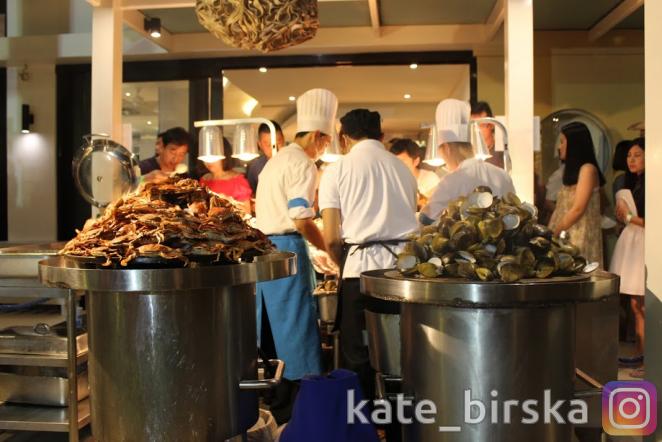 Шведский стол в одном из ресторанов на берегу